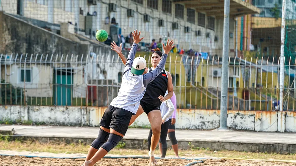 Lặng thầm những đôi chân trần trên cát