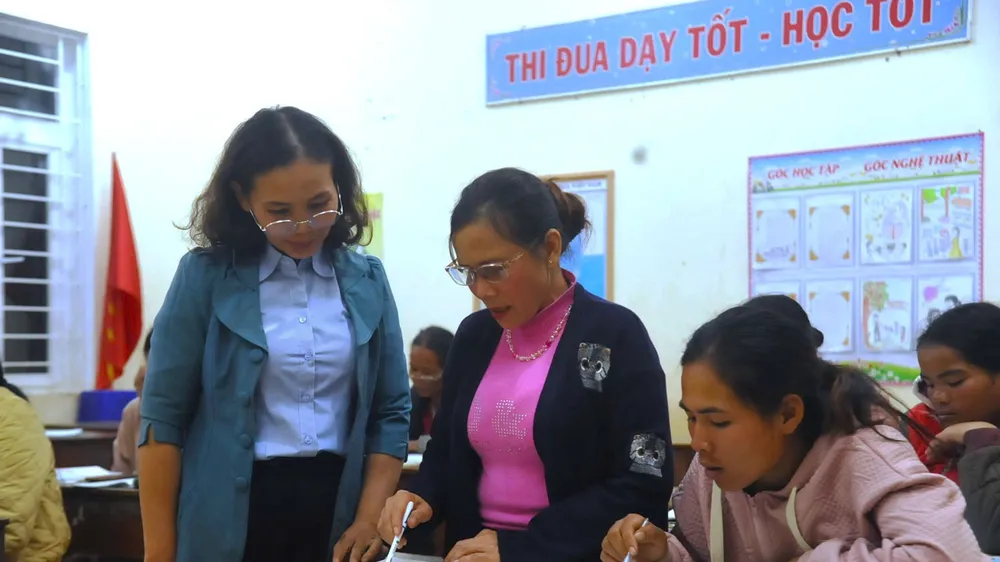 Lớp học xóa mù chữ nơi biên cương