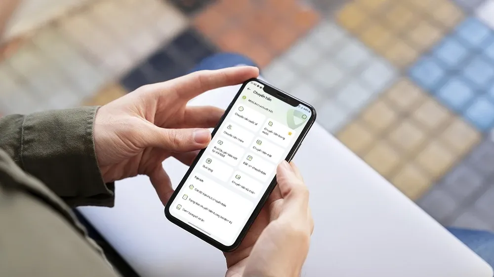Trả lại 100 triệu đồng cho người chuyển nhầm tài khoản