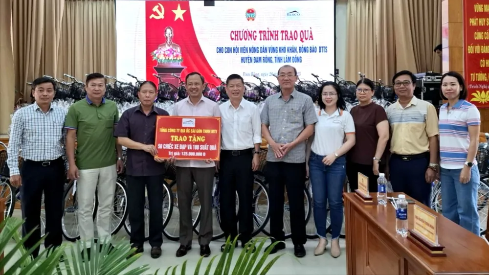 Đoàn công tác Resco trao bảng tượng trưng số tiền hỗ trợ các em học sinh có hoàn cảnh khó khăn tại huyện Đam Rông (tỉnh Lâm Đồng)