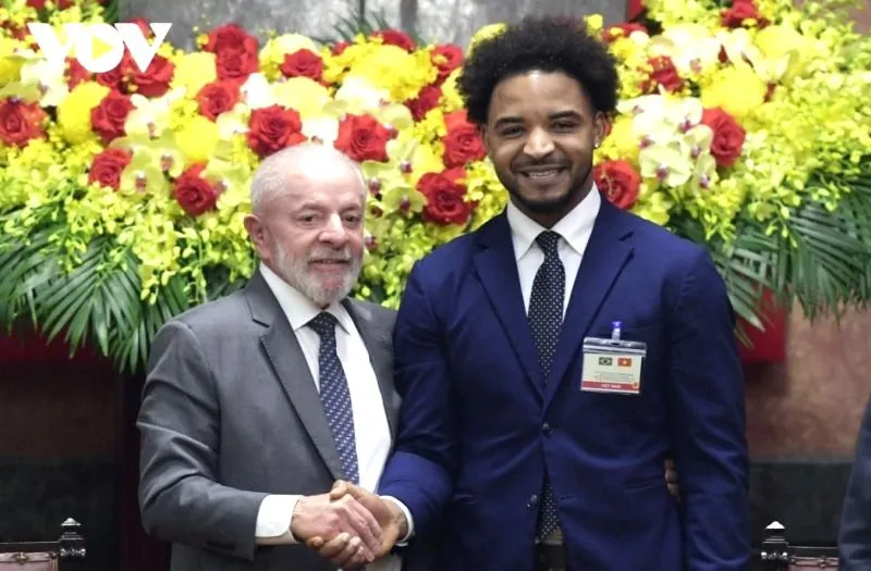 Tiền đạo Nguyễn Xuân Son được Chủ tịch nước Lương Cường và Tổng thống Lula da Silva ân cần hỏi thăm
