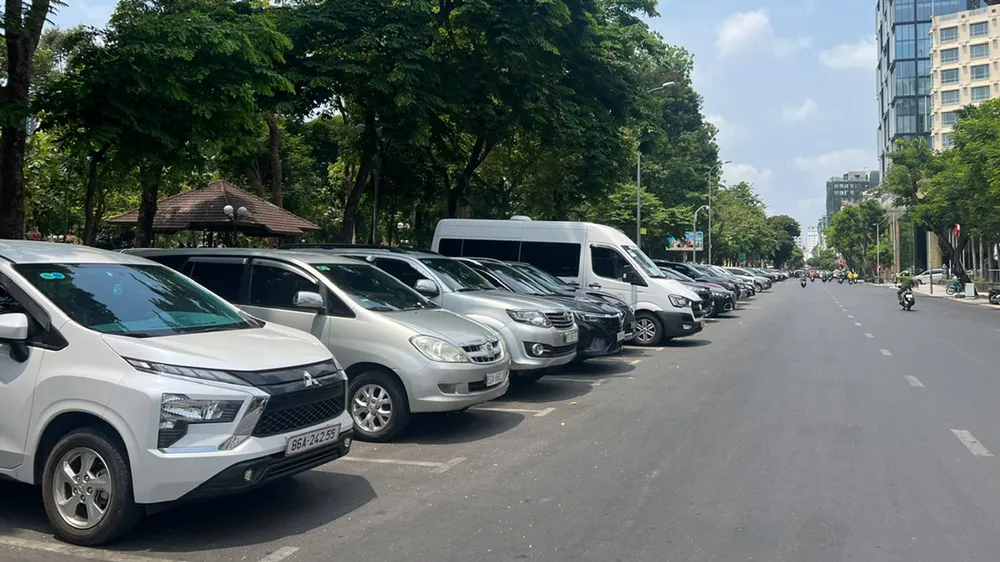 Vì sao sử dụng lòng đường thu phí đậu xe vẫn... bị lỗ?