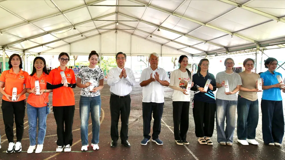 Lãnh đạo TPHCM thăm, động viên khối diễu hành công nhân và nông dân