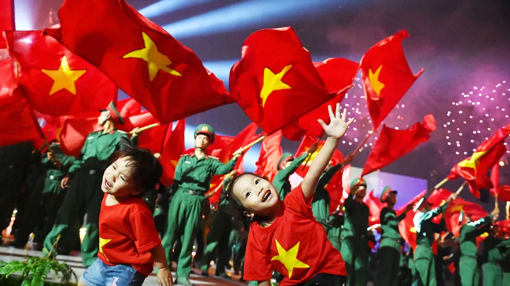 Các em nhỏ vui đùa trong ngày vui chung của đất nước. Ảnh: HẢI LONG