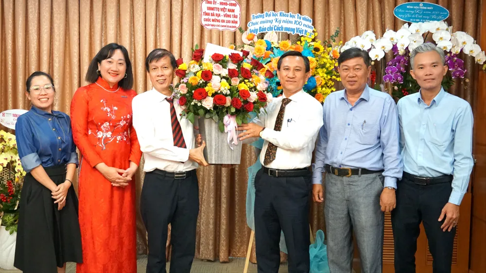 Đại diện lãnh đạo Tỉnh ủy - HĐND - UBND - UB MTTQ Việt Nam tỉnh Bà Rịa - Vũng Tàu tặng hoa chúc mừng Báo Sài Gòn Giải Phóng. Ảnh: VIỆT NGA