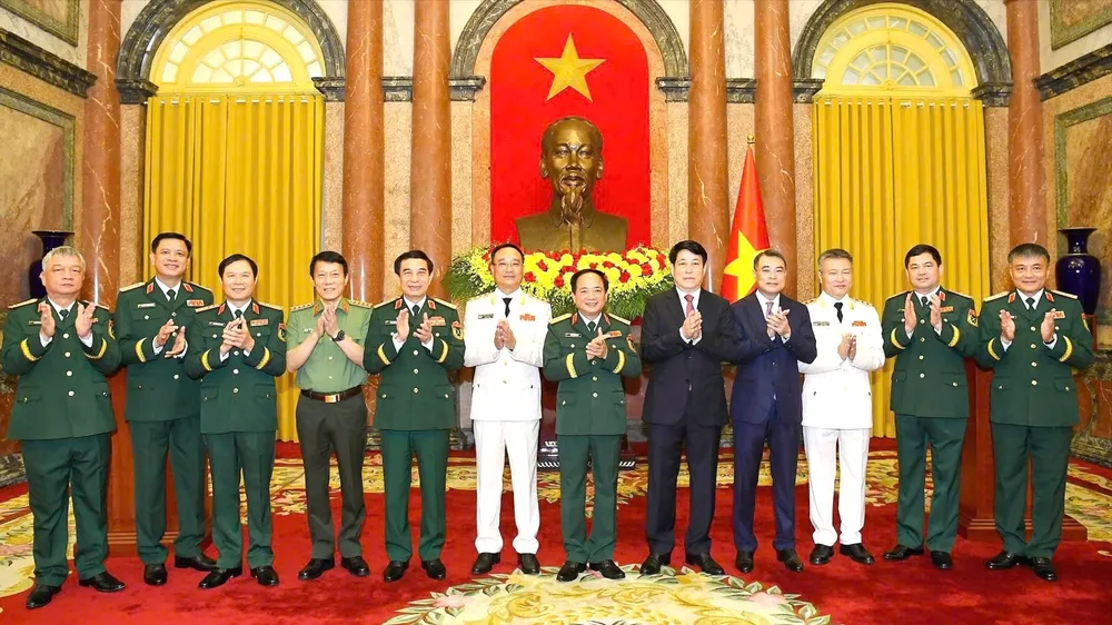 Chủ tịch nước trao quyết định thăng quân hàm và cấp bậc hàm Đại tướng, Thượng tướng cho 7 sĩ quan quân đội và công an