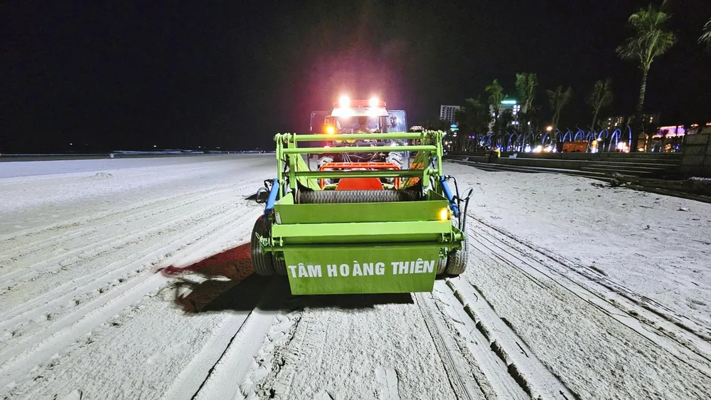 Thử nghiệm sàng cát tự động, thu rác thải ở Bãi Sau (TPHCM)
