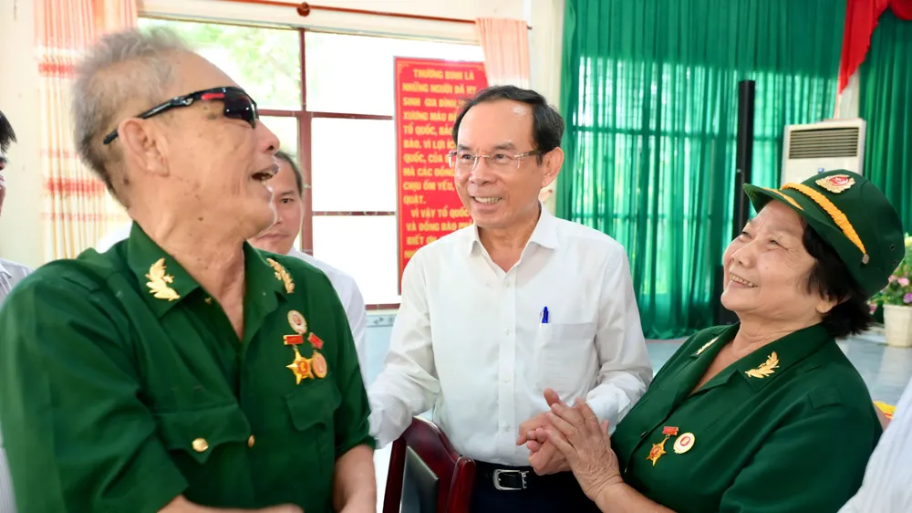 Bí thư Thành ủy TPHCM thăm các đồng chí thương binh, người có công