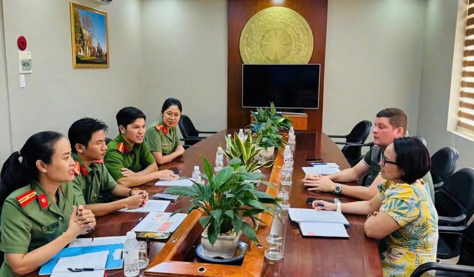 Phường Tam Thắng hỗ trợ người nước ngoài đăng ký định danh điện tử mức 2