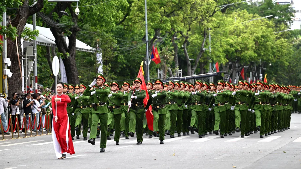 Hàng ngàn người dân đổ về Hồ Gươm xem lực lượng công an diễu hành