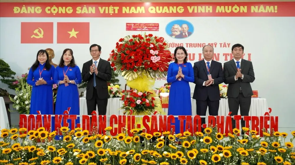 Đồng chí Dương Trọng Hiếu, Phó Trưởng ban Thường trực Ban Tổ chức Thành ủy TPHCM tặng hoa chúc mừng đại hội
