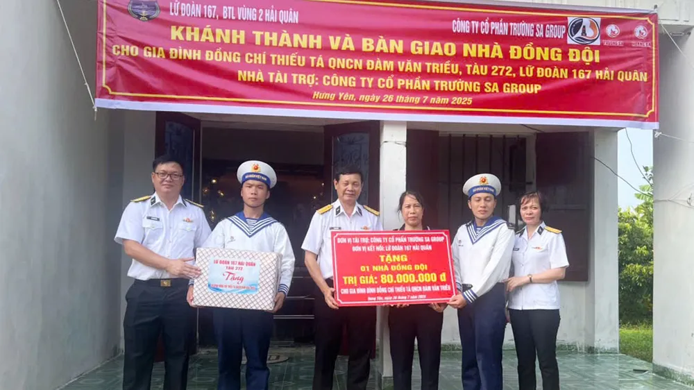 Hoa nhân ái của người lính biển