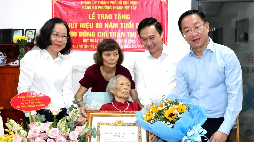 Phó Bí thư Thành ủy TPHCM Đặng Minh Thông trao Huy hiệu 80 năm tuổi Đảng đến đồng chí Trần Thị Quất