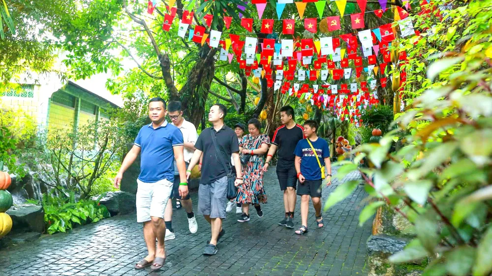 Công viên suối khoáng nóng Núi Thần Tài trang trí lối đi trong khu du lịch. Ảnh: XUÂN QUỲNH