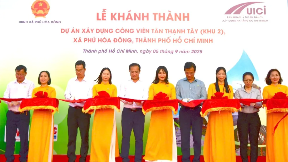 Các đại biểu thực hiện nghi thức cắt băng khánh thành Công viên Tân Thạnh Tây (khu 2). Ảnh: QUỐC HÙNG