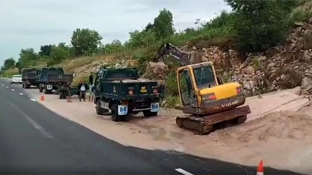 Đất cát lại tràn xuống đường cao tốc Vĩnh Hảo - Phan Thiết, giao thông ùn ứ