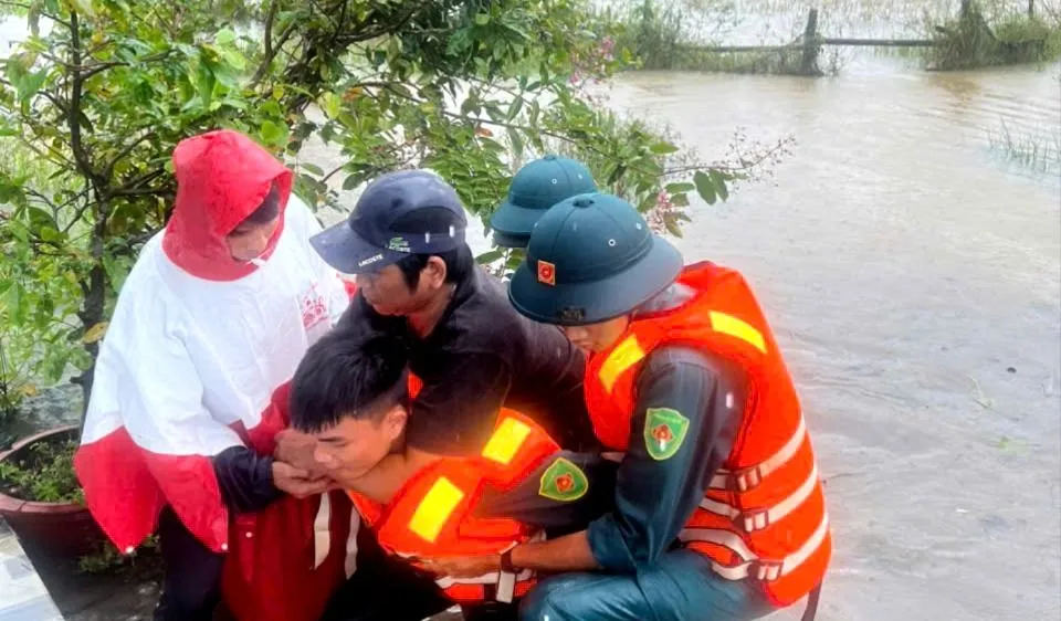 Kịp thời giải cứu 17 người dân khỏi vùng lũ ở Đồng Nai