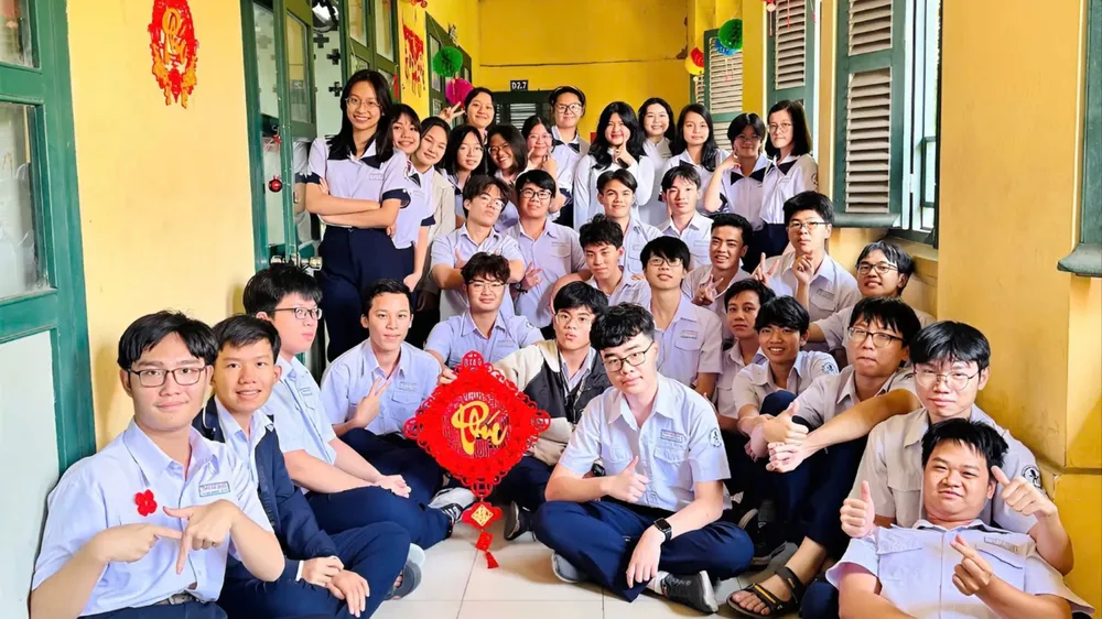 Học sinh lớp 11CA2, Trường THPT chuyên Trần Đại Nghĩa trang trí hành lang lớp học đón xuân