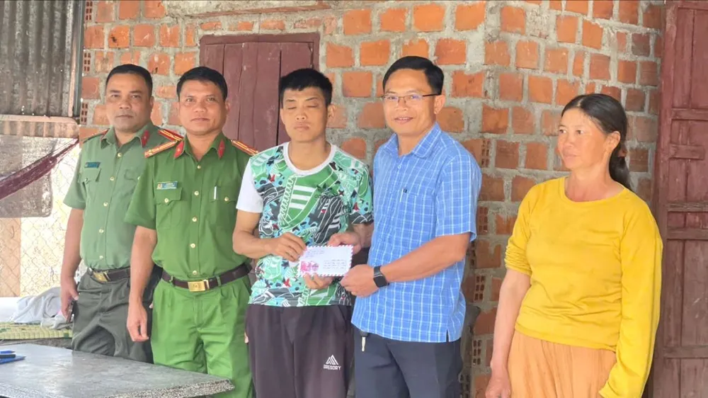 Gia Lai: Trao tiền hỗ trợ đợt 2 cho anh Hồ Thanh Sĩ