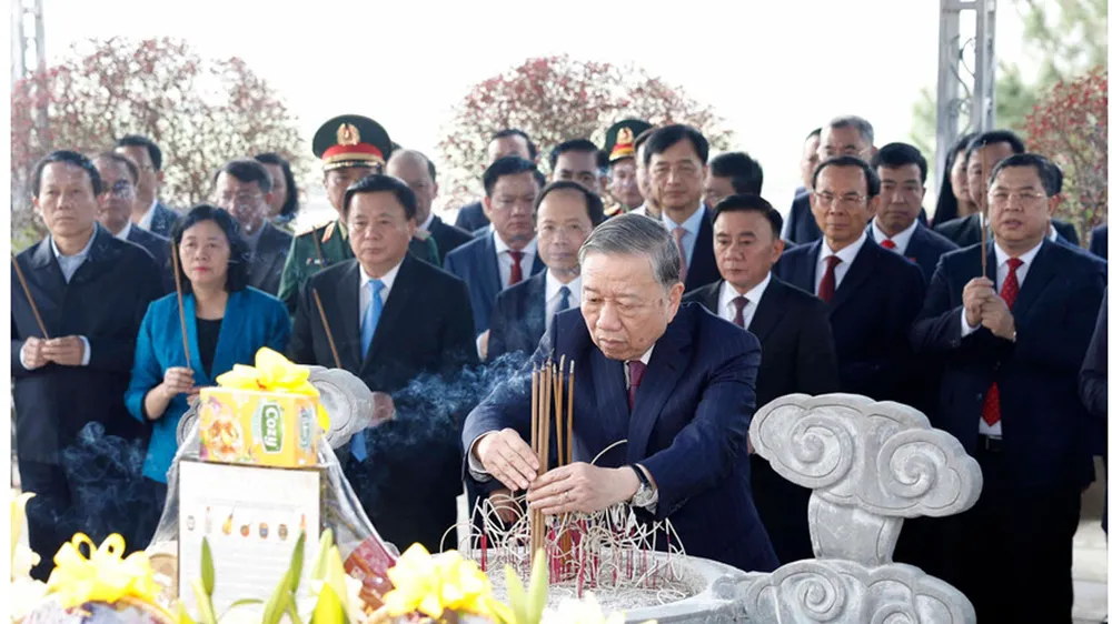 Tổng Bí thư Tô Lâm và Đoàn công tác Trung ương dâng hoa, dâng hương tưởng niệm Tổng Bí thư Trần Phú tại Hà Tĩnh. Ảnh: THỐNG NHẤT/TTXVN)