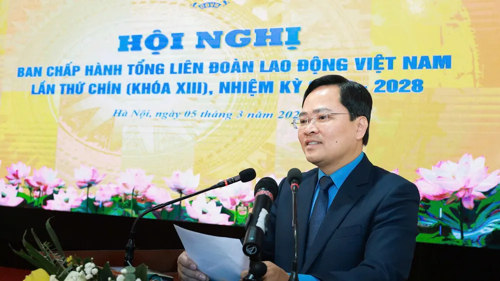 Đồng chí Nguyễn Anh Tuấn phát biểu sau khi được bầu làm Chủ tịch Tổng Liên đoàn Lao động Việt Nam