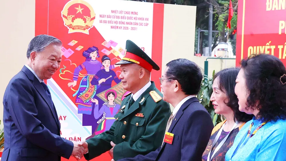 Tổng Bí thư Tô Lâm với cử tri tại Khu vực bỏ phiếu số 02 phường Ba Đình, thành phố Hà Nội. Ảnh: TTXVN