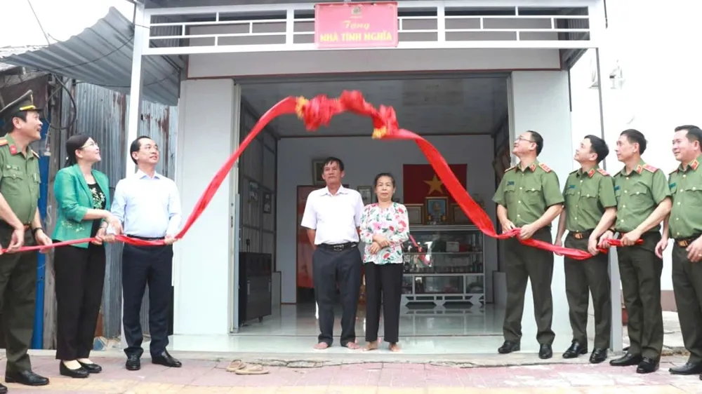 Bộ Công an trao kinh phí xây 500 căn nhà cho gia đình chính sách tại Cà Mau