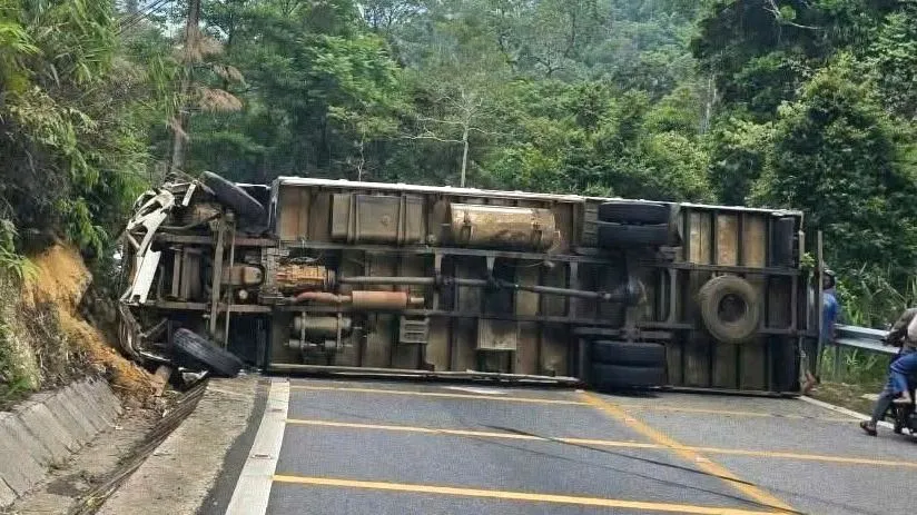 Lâm Đồng: Xe tải lật chắn ngang đường, đèo B40 tê liệt 