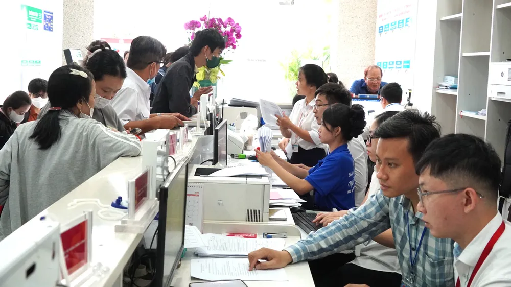 Thời gian đầu, công chức sở, ngành và đội ngũ tình nguyện hỗ trợ công chức Trung tâm Phục vụ hành chính công phường Bến Thành tiếp nhận và giải quyết TTHC của người dân