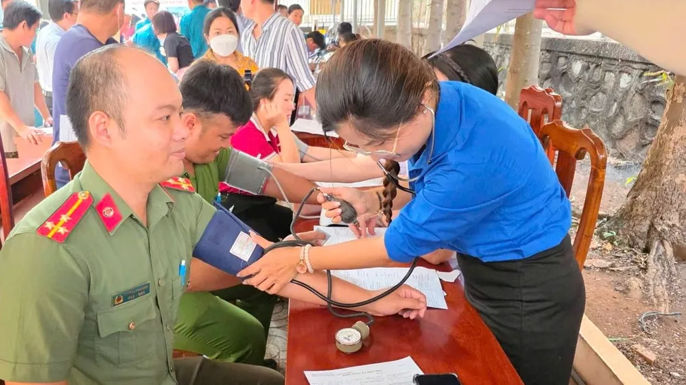 Gần 300 người tham gia hiến máu tại xã Long Sơn