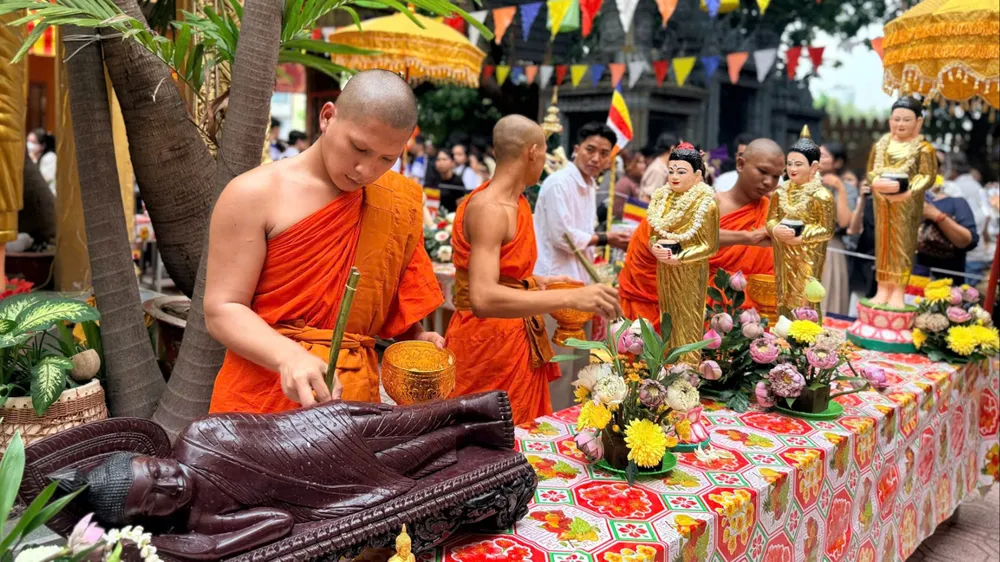 Đông đảo người dân tham dự nghi lễ tắm Phật trong Tết Chôl Chnăm Thmây