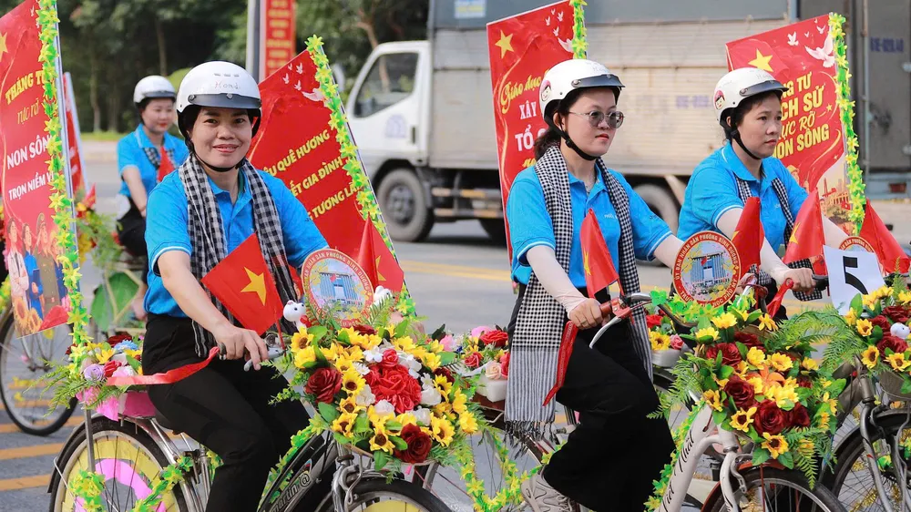 Diễu hành xe đạp hưởng ứng “Tháng 4 lịch sử” tại phường Bình Dương