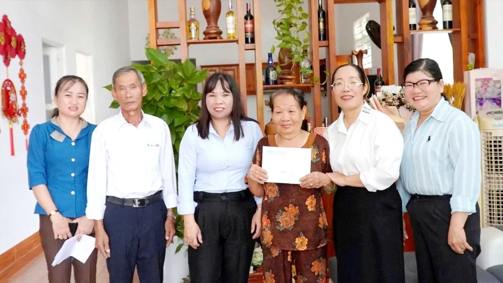 Xã Nghĩa Thành thăm, tặng quà gia đình chính sách, người có công