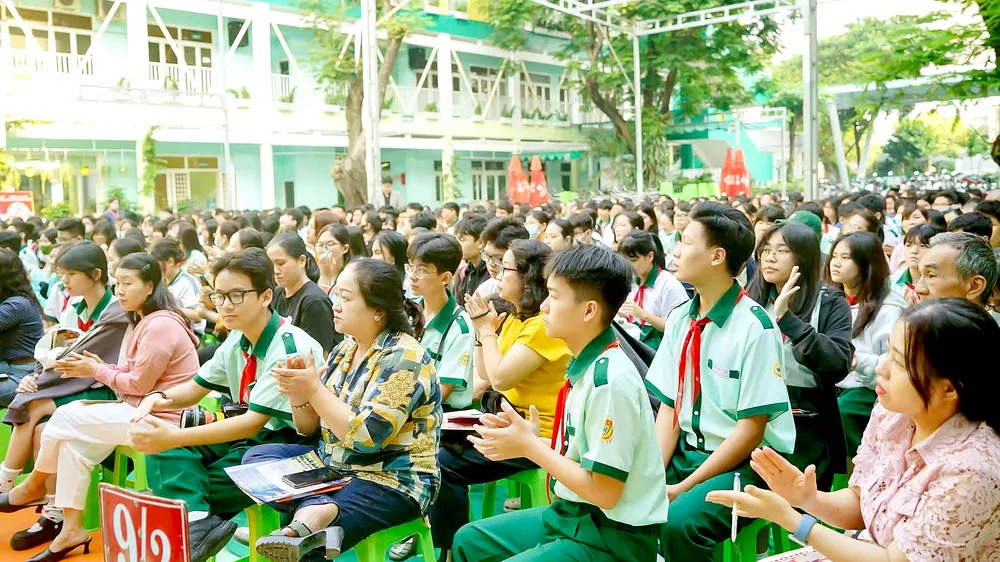 Phụ huynh và học sinh lớp 9, Trường THCS Hà Huy Tập (phường Gia Định, TPHCM) nghe tư vấn chọn trường, cuối tháng 1-2026. Ảnh: THU TÂM