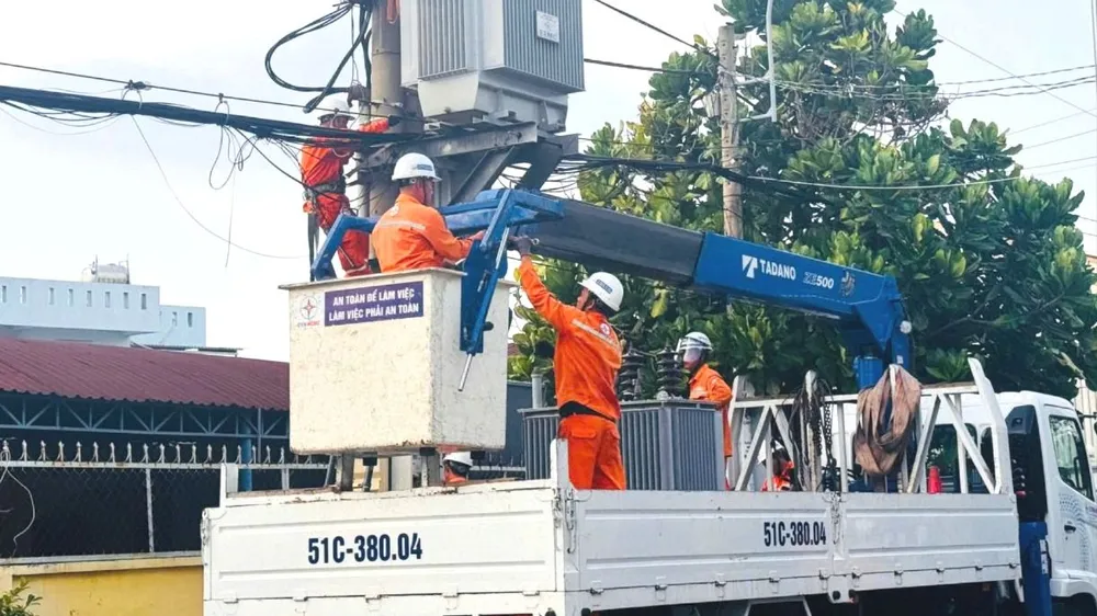 Các đơn vị điện lực đang tăng cường nhân lực ứng phó sự cố do nắng nóng ở miền Bắc và miền Trung. Ảnh: EVN
