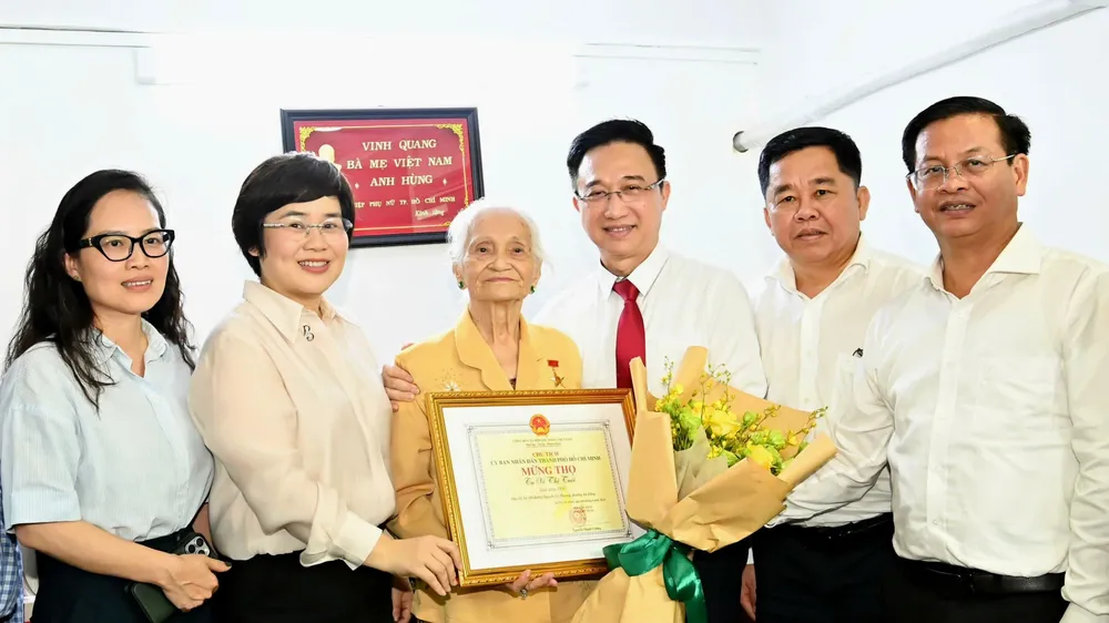 Phó Bí thư Thành ủy TPHCM Đặng Minh Thông thăm, chúc thọ người cao tuổi tiêu biểu