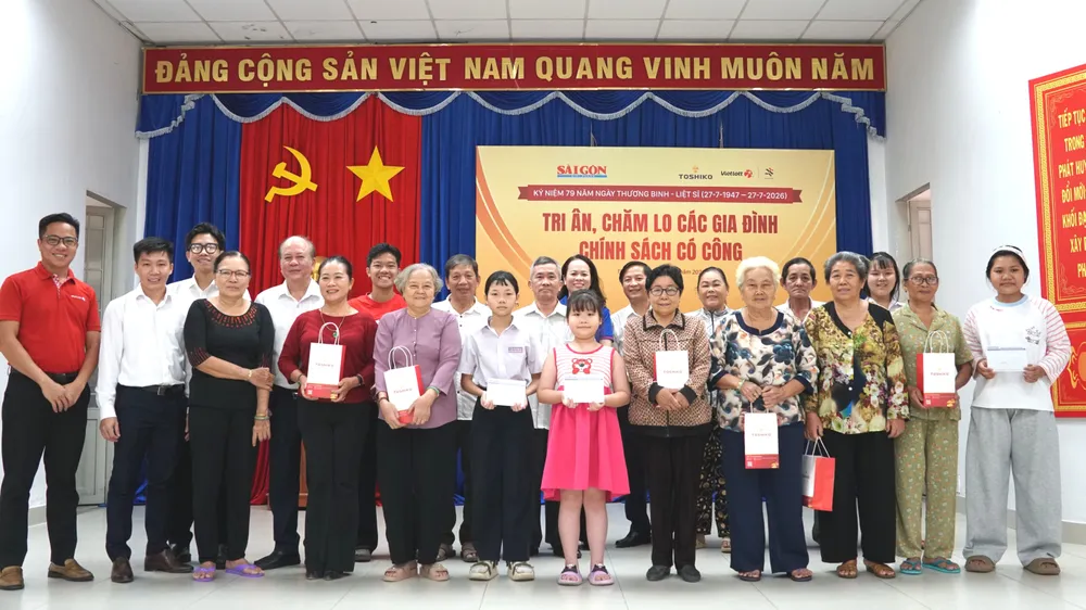 Ban tổ chức chương trình tặng quà tri ân, chăm lo các gia đình chính sách tại xã Thường Tân. Ảnh: VIỆT NGA