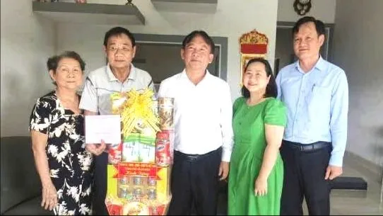 Đồng chí Trần Tuấn Lĩnh, Bí thư Đảng ủy phường Bà Rịa thăm tặng quà thương binh Trần Văn Tú. Ảnh: TRÚC GIANG