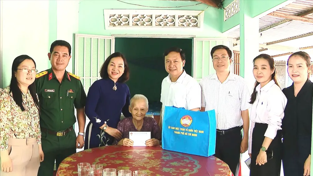 Thăm, tri ân gia đình chính sách và người có công tại TPHCM 