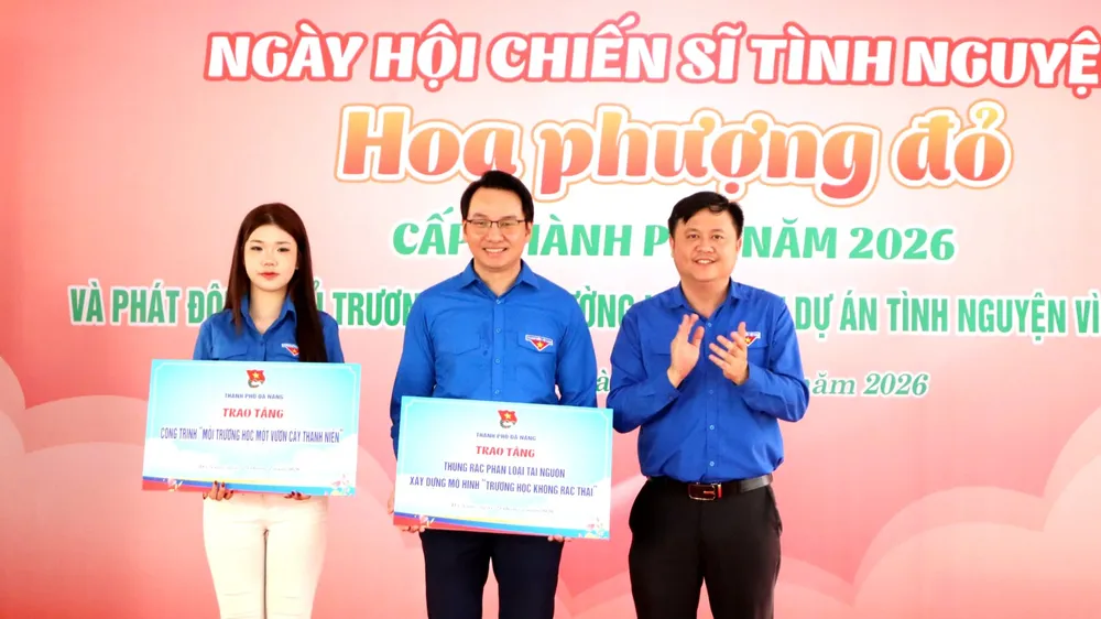 Đại diện Thành Đoàn Đà Nẵng trao tặng công trình “Mỗi trường học một vườn cây thanh niên” và thùng rác phân loại phục vụ mô hình “Trường học không rác thải”