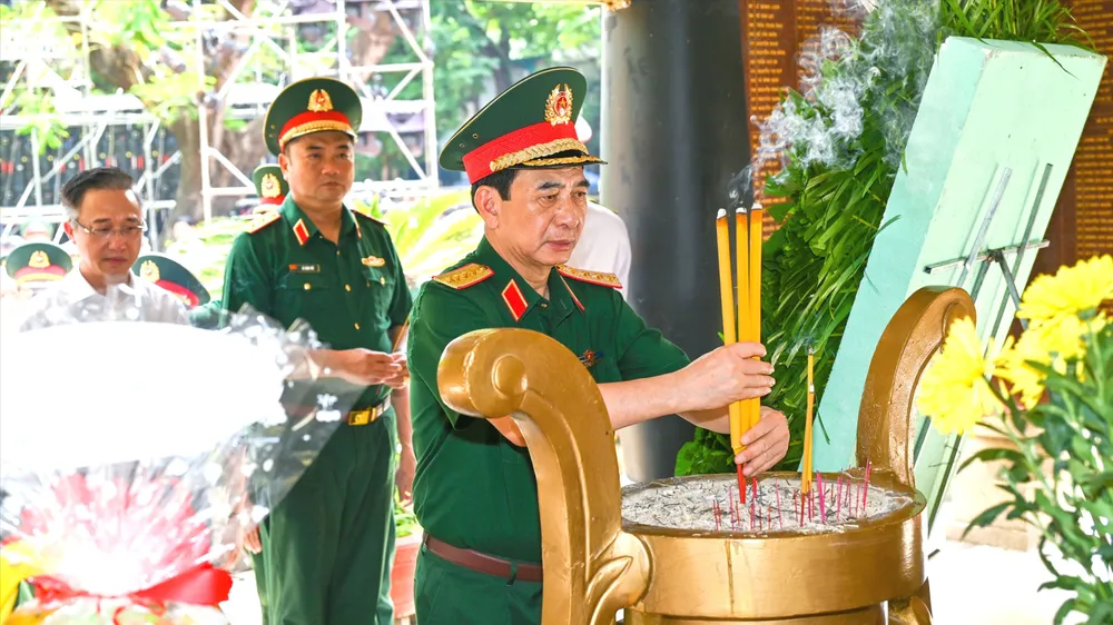 Đại tướng Phan Văn Giang dâng hương tưởng niệm Anh hùng liệt sĩ tại Công viên Lê Thị Riêng