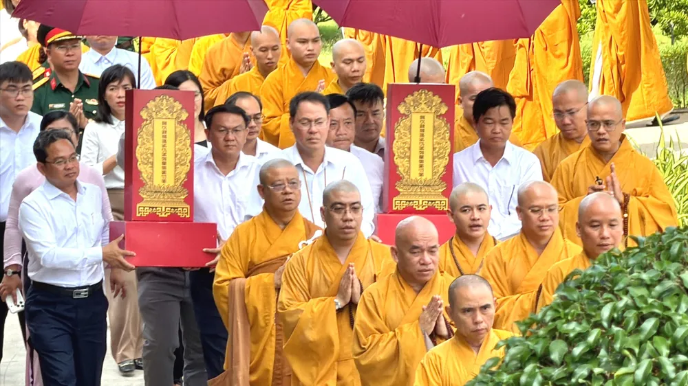Chư tôn đức tăng ni cùng đại biểu thực hiện nghi thức cung thỉnh Linh vị Anh hùng liệt sĩ vào chánh điện Học viện Phật giáo Việt Nam tại TPHCM (xã Bình Lợi) Ảnh: HOÀNG HÙNG