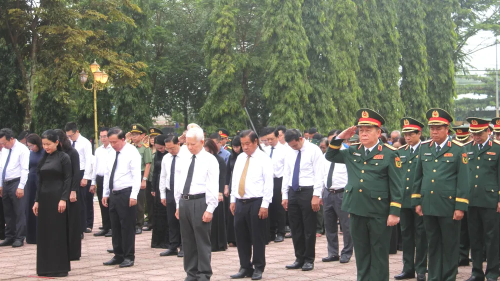 Dâng hương tưởng niệm các Anh hùng liệt sĩ tại Chốt chặn Tàu Ô