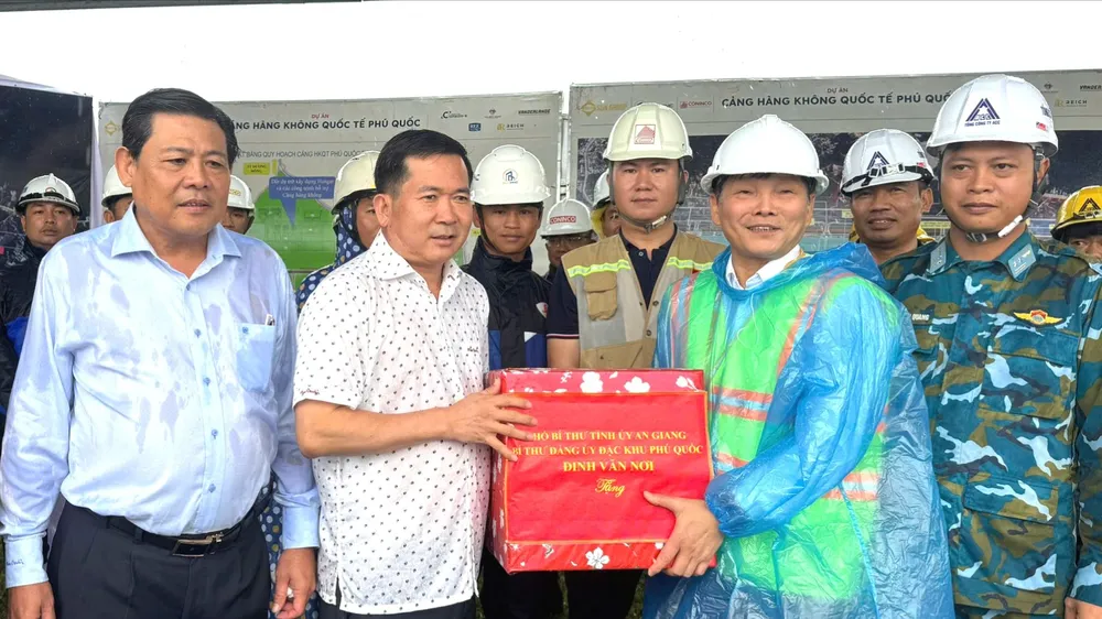 Đồng chí Đinh Văn Nơi thăm hỏi, động viên, tặng quà nhà thầu thi công tại Dự án mở rộng Cảng hàng không quốc tế Phú Quốc