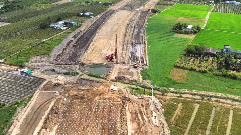 Các gói thầu của một số dự án thành phần ĐT.827E nối TPHCM - Tây Ninh - Đồng Tháp đang được quyết liệt thi công