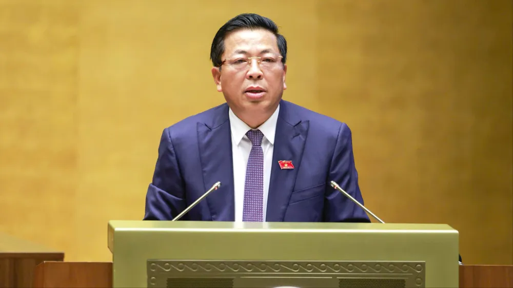 Bộ trưởng Bộ Xây dựng Trần Hồng Minh phát biểu giải trình trước Quốc hội chiều 10-8. Ảnh: VIẾT CHUNG