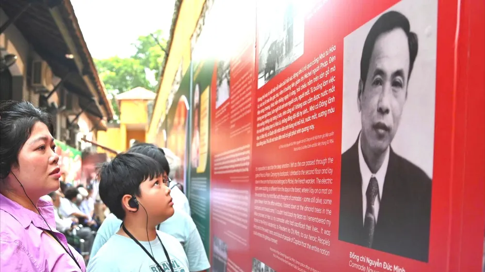 Trưng bày “Tâm son, chí thép” khắc họa khí phách người chiến sĩ công an nhân dân. Ảnh: NAM NGUYỄN