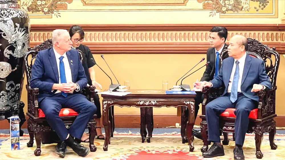 Phó Chủ tịch UBND TPHCM Trần Văn Bảy tiếp Đại sứ Israel tại Việt Nam Yaron Mayer. Ảnh: PHƯƠNG NAM 