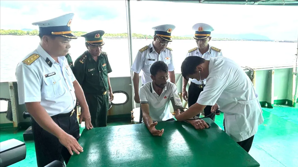Đưa ngư dân trôi dạt 4 ngày trên biển vào bờ an toàn