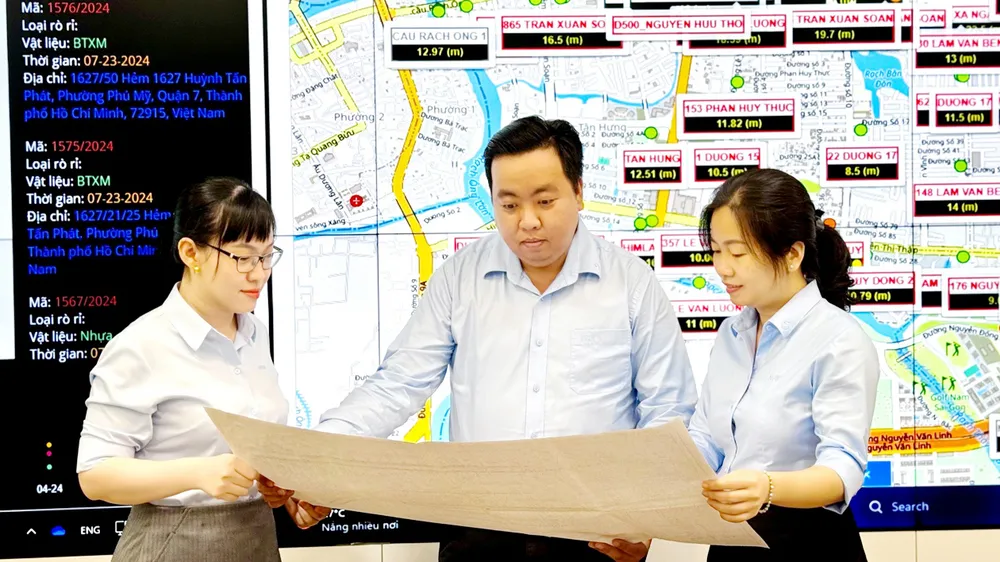 Kỹ sư Nguyễn Minh Hoàng (giữa), Công ty CP Cấp nước Nhà Bè, cùng đồng nghiệp nghiên cứu các cải tiến mới. Ảnh: THÁI PHƯƠNG